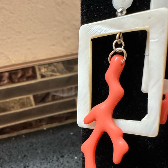 Crystal and mother of Pearl stud earrings - Picture 3 of 4